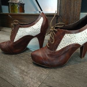 Brown leather heels w/cream colored lace panels